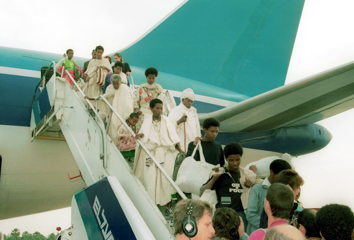 עולים חדשים מקווארה, עם קס טייה ארני מגיעים לשדה התעופה בן גוריון צילום: אולג גספר, אוסף דן הדני, הספרייה הלאומית