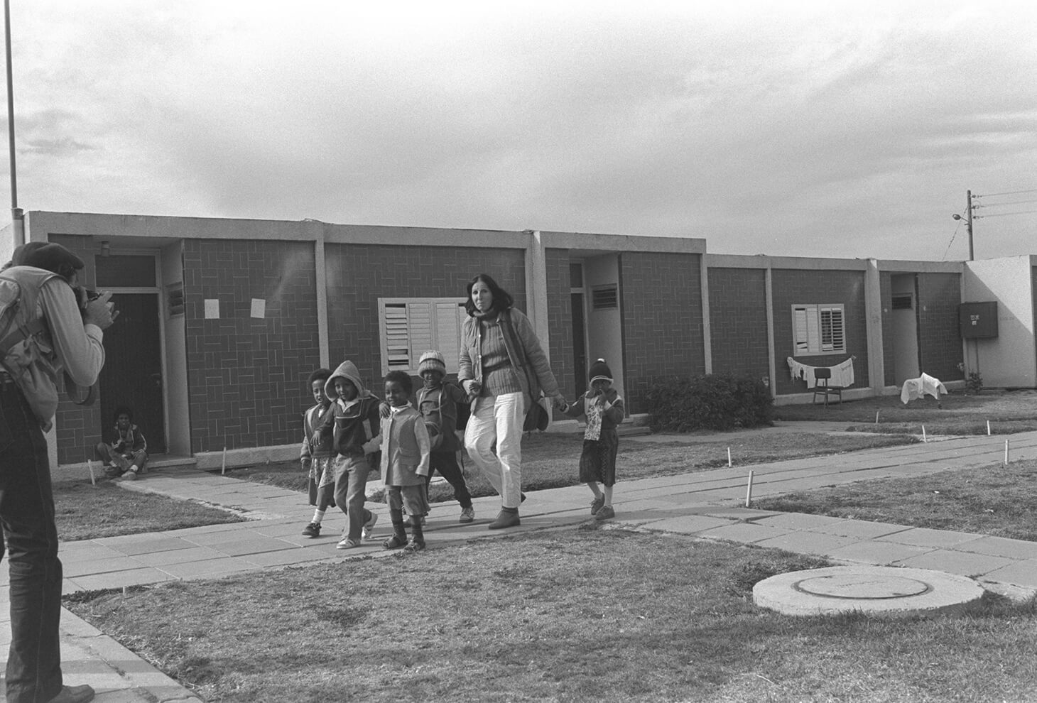 גננת מטיילת עם הילדים במרכז קליטה בקרית גת. צלם: נתי הרניק, לע