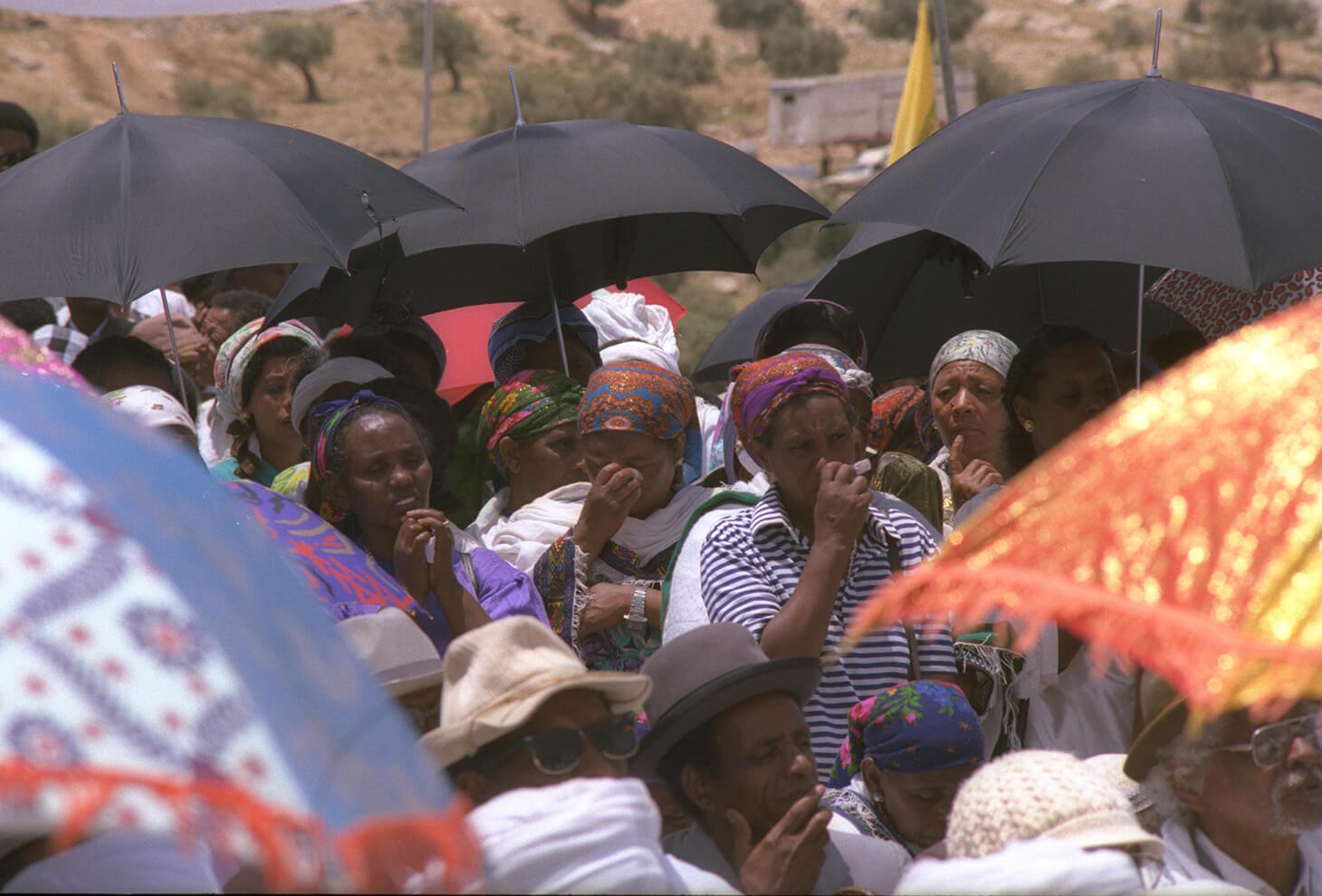 טקס אזכרה של עולים מאתיופיה, לזכר חבריהם שנפלו בדרכם לישראל, בהר הטייסים. בצילום, נשים בוכות בטקס האזכרה. צלם: זיו קורן לע