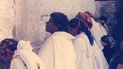 קבוצת נשים מבקרות בכותל לאחר עלייתן 1985. צילום: ציפי סרן