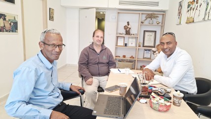 פגישת עבודה במרכז למורשת יהדות אתיופיה בה נכחו: ששכר מקונן, הרב ד